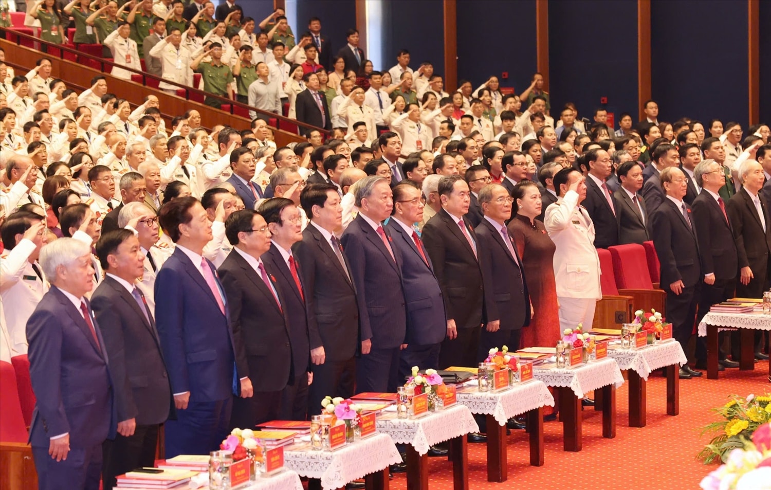 Các đồng chí lãnh đạo, nguyên lãnh đạo Đảng, Nhà nước, cùng các đại biểu thực hiện nghi thức chào cờ - Ảnh: VGP/Nhật Bắc