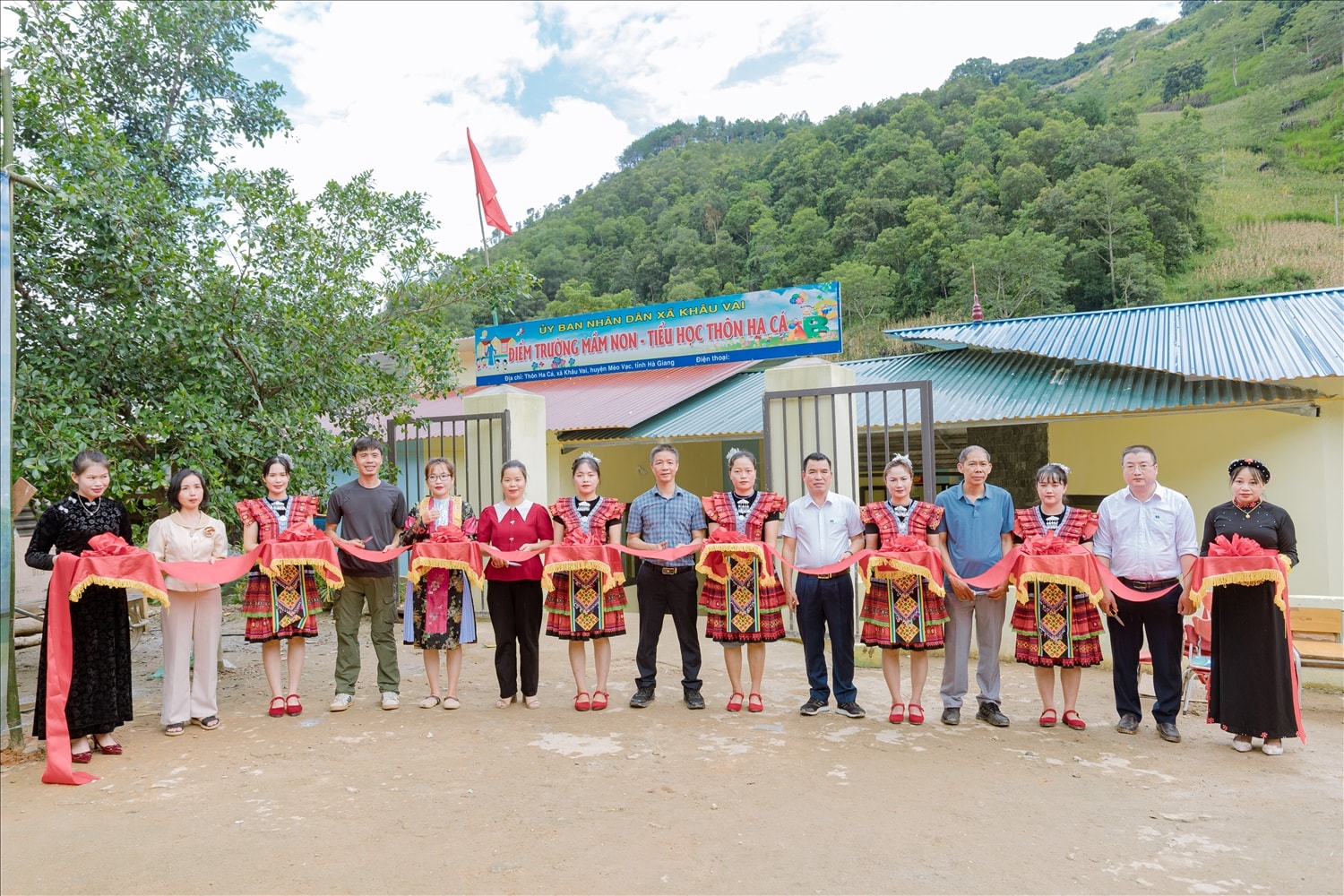 Chính quyền địa phương, cùng các nhà tài trợ cắt băng khánh thành Điểm trường Mầm non và Tiểu học thôn Ha Cá, xã Khâu Vai, tỉnh Tuyên Quang. Ảnh: Vũ Mừng