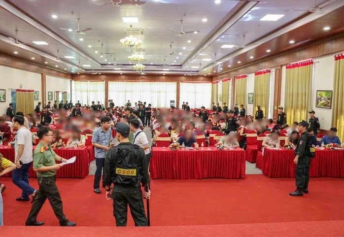 Cơ quan Công an tiến hành khám xét khi các đối tượng tổ chức hội thảo. Ảnh: Công an cung cấp