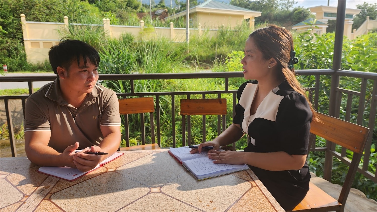 Người có uy tín Tằng Dảu Tình chia sẻ với phóng viên những khó khăn, nỗ lực việc phối hợp trong cuộc chiến chống ma túy tại địa phương (Ảnh: Mỹ Dung) Người có uy tín Tằng Dảu Tình chia sẻ với phóng viên những khó khăn, nỗ lực việc phối hợp trong cuộc chiến chống ma túy tại địa phương (Ảnh: Mỹ Dung)