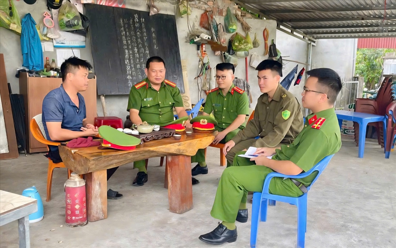 Công an xã Quảng Đức trực tiếp gặp gỡ Người có uy tín các thôn, bản để nắm tình hình, định hướng dư luận và tuyên truyền pháp luật về an ninh, trật tự Công an xã Quảng Đức trực tiếp gặp gỡ Người có uy tín các thôn, bản để nắm tình hình, định hướng dư luận và tuyên truyền pháp luật về an ninh, trật tự