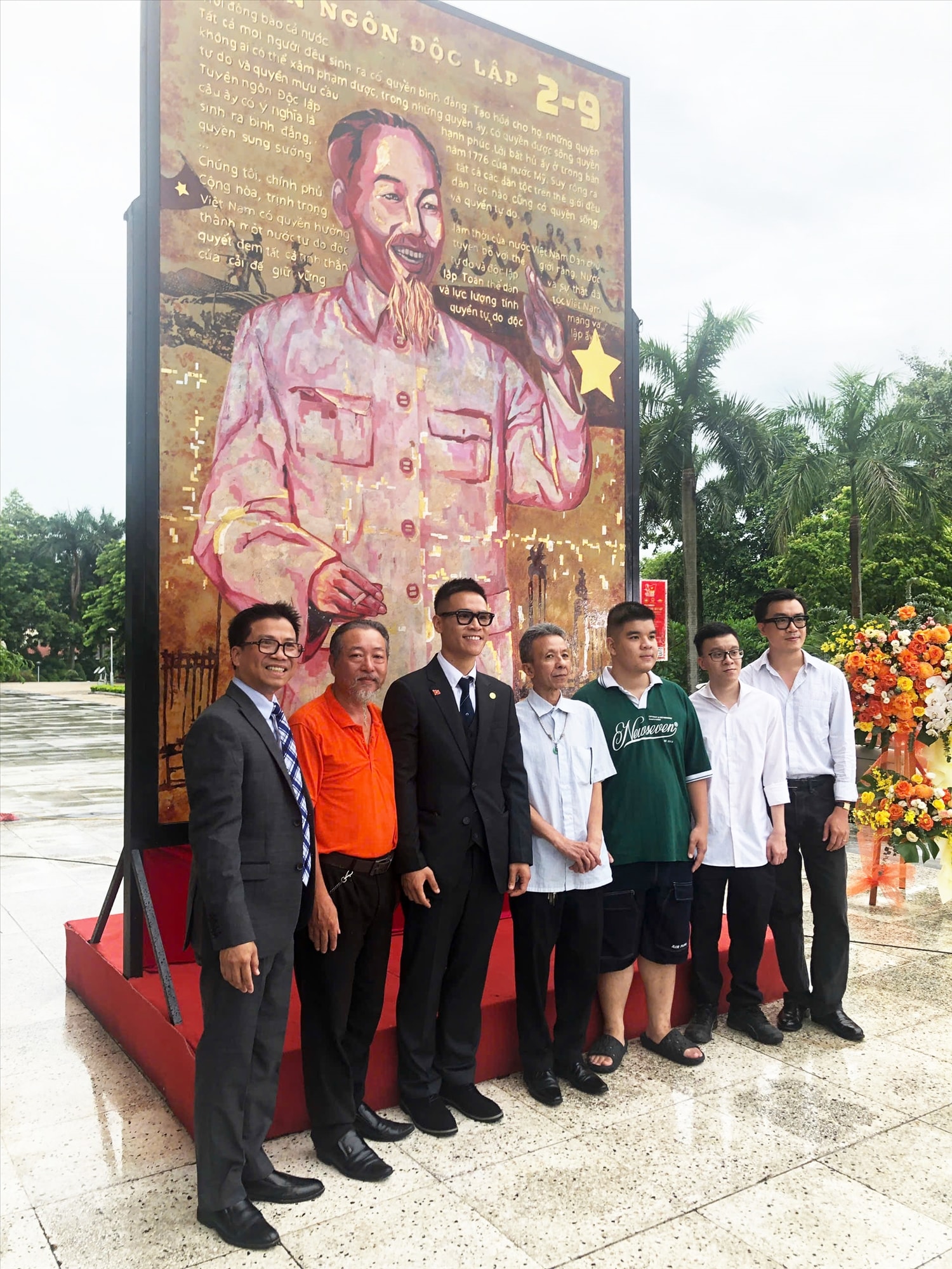 Họa sĩ Chu Nhật Quang (thứ 3 từ trái qua) và gia đình cố Nhà báo - Nghệ sĩ nhiếp ảnh Mai Nam - tác giả bức ảnh Chân dung Hồ Chủ tịch, trước tác phẩm Bác Hồ 