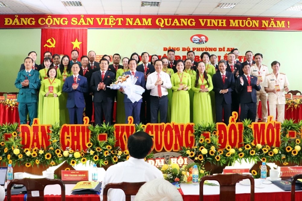 Lãnh đạo Thành uỷ - UBND TP.HCM tặng hoa chúc mừng Ban chấp hành Đảng bộ phường Dĩ An nhiệm kỳ 2025 -2030 Lãnh đạo Thành uỷ - UBND TP.HCM tặng hoa chúc mừng Ban chấp hành Đảng bộ phường Dĩ An nhiệm kỳ 2025 -2030