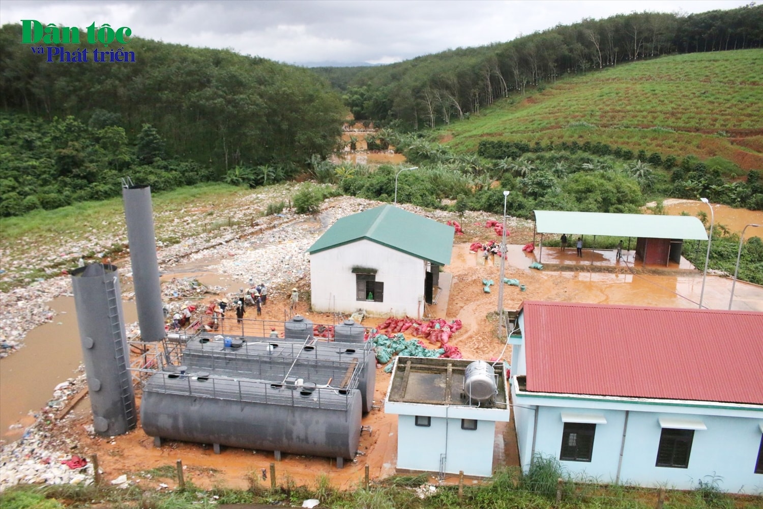 Sự cố thủng ô chứa rác đã làm nước, rác thải tràn ra môi trường. (Ảnh: Ngọc Chí)