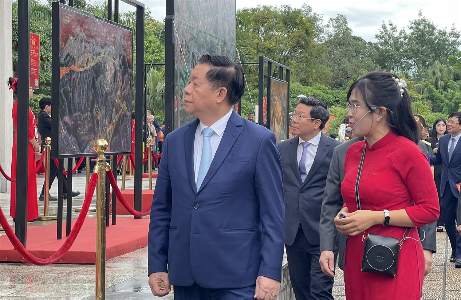 Ủy viên Bộ Chính trị, Trưởng Ban Tuyên giáo và Dân vận Trung ương Nguyễn Trọng Nghĩa tham quan không gian triển lãm “Mùa Xuân Độc Lập”