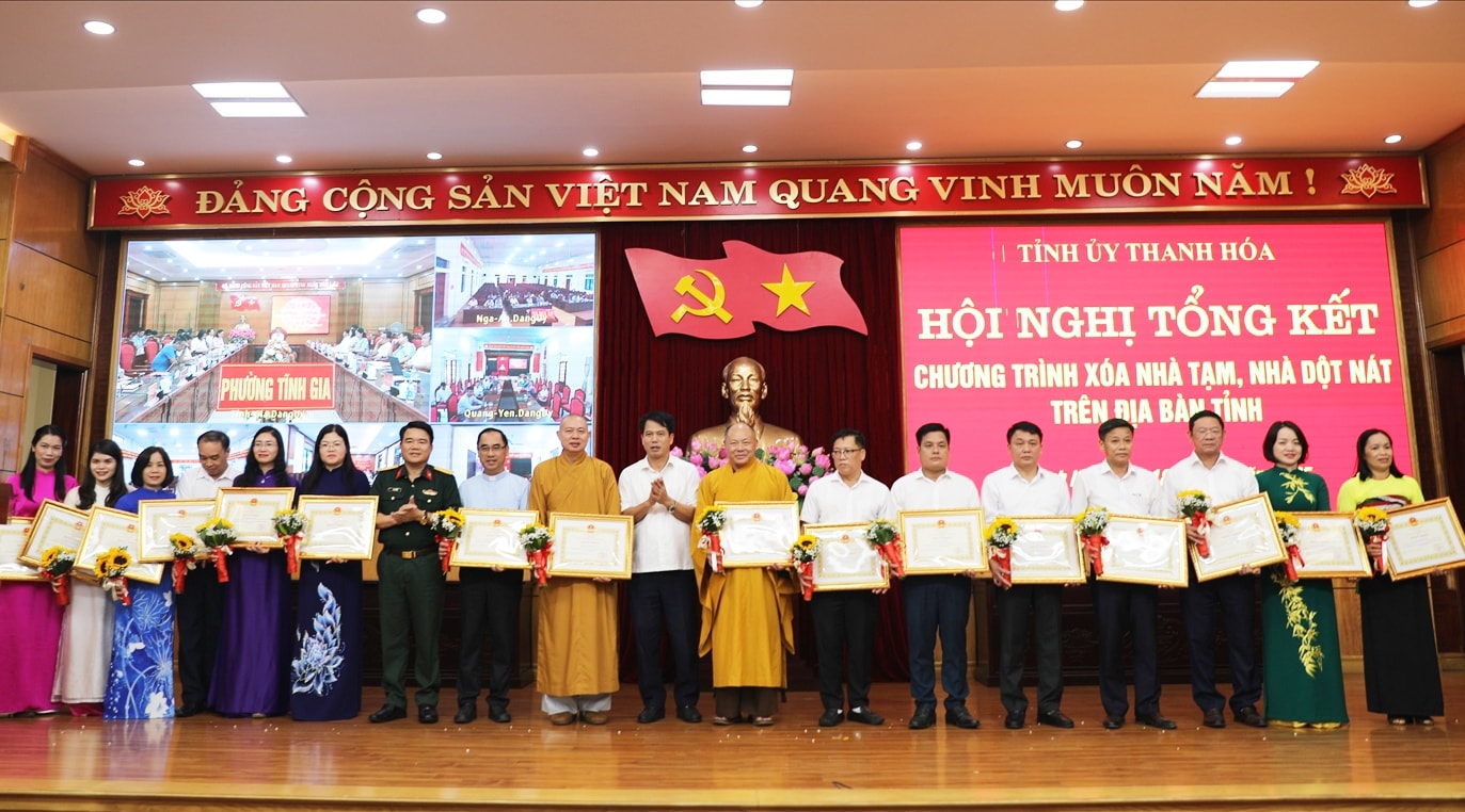 Trao Bằng khen của Chủ tịch UBND tỉnh Thanh Hóa cho tập thể và cá nhân có thành tích xuất sắc(ảnh PV)