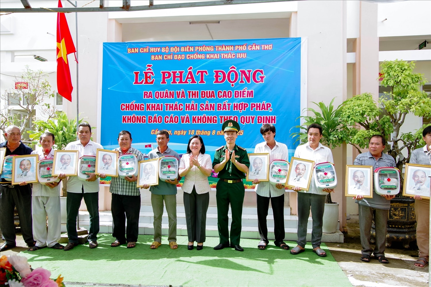 Trao tặng Cờ Tổ quốc, ảnh Bác Hồ, tủ thuốc biên phòng cho ngư dân tại lễ phát động đợt cao điểm phòng, chống khai thác IUU. (Ảnh: Văn Long)
