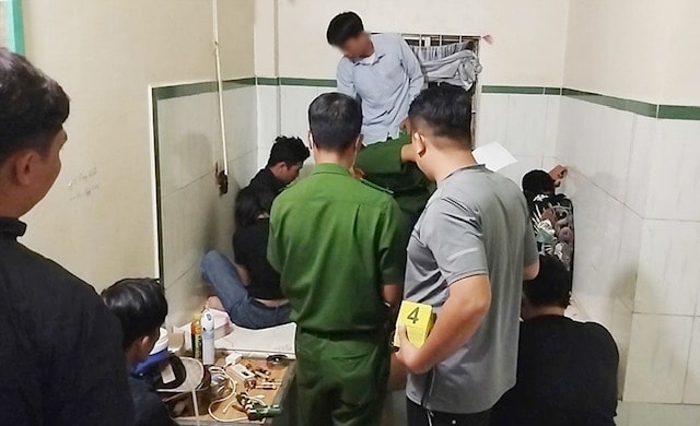 Lực lượng chức năng tổ chức khám nghiệm hiện trường. (Ảnh: Tiến Tầm) Lực lượng chức năng tổ chức khám nghiệm hiện trường. (Ảnh: Tiến Tầm)