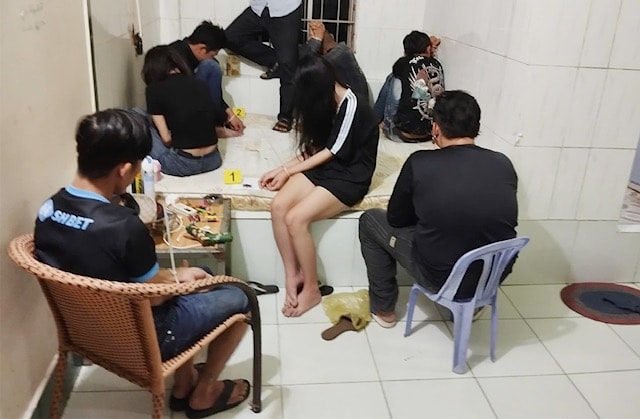 Các đối tượng bị bắt quả tang tổ chức và sử dụng trái phép chất ma tuý. (Ảnh: Tiến Tầm) Các đối tượng bị bắt quả tang tổ chức và sử dụng trái phép chất ma tuý. (Ảnh: Tiến Tầm)
