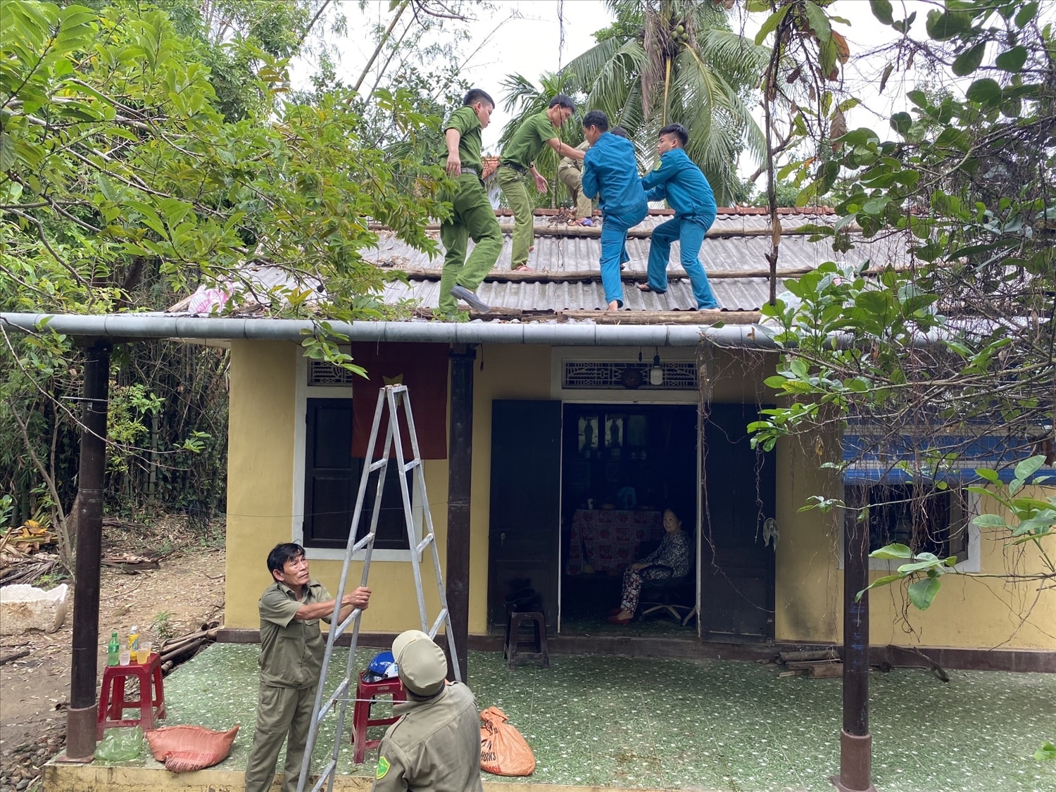 Ngày nay, đất nước đã hòa bình, thống nhất, nhưng hằng ngày trên mặt trận bảo vệ an ninh, trật tự, cán bộ, chiến sĩ CAND vẫn tràn đầy nhiệt huyết cống hiến và sẵn sàng hy sinh để cuộc sống của Nhân dân được bình yên, hạnh phúc (Ảnh TL).