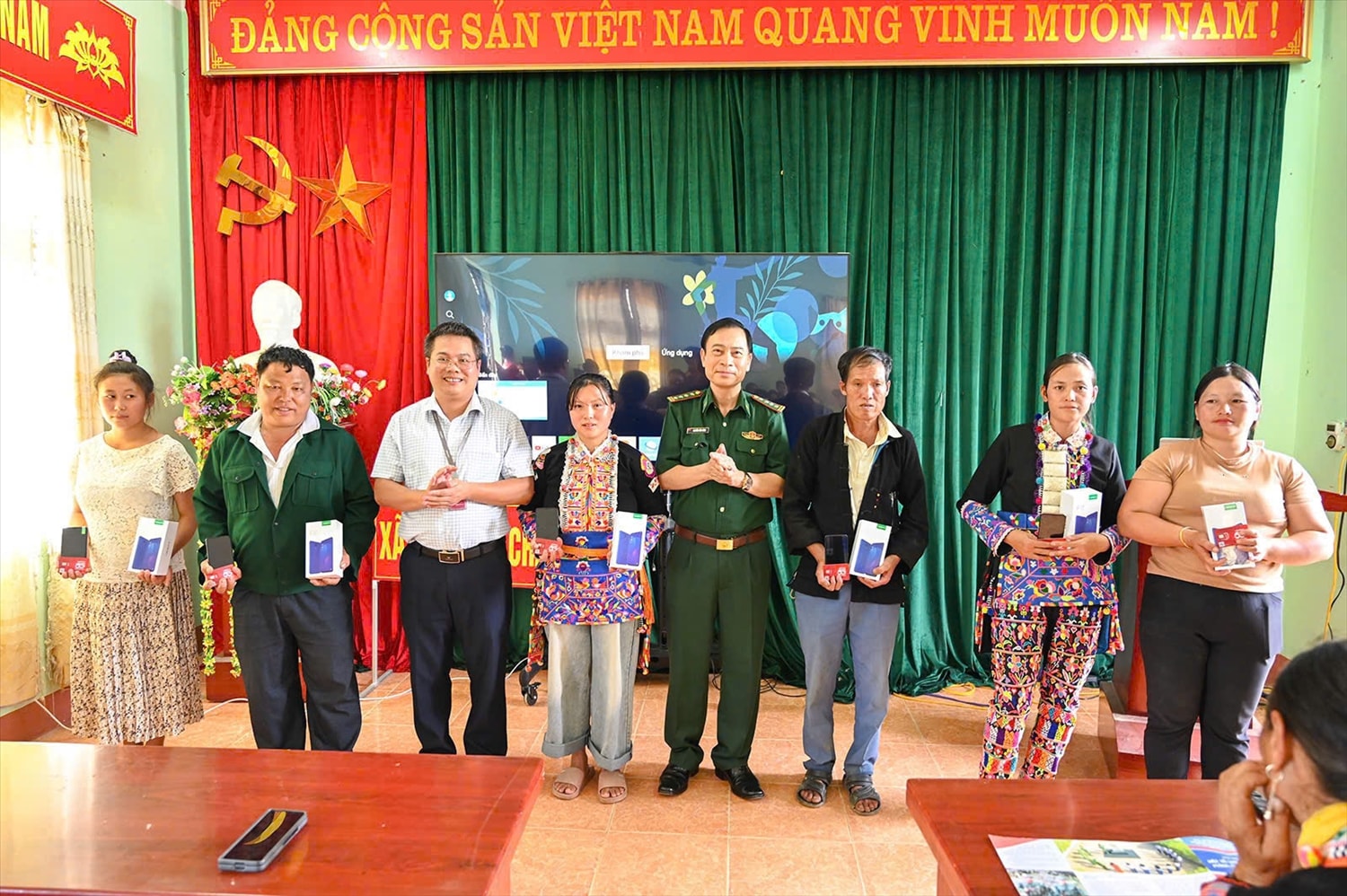 Đại tá Nguyễn Văn Hưng, Chính ủy Ban Chỉ huy Bộ đội Biên phòng Lai Châu cùng đại diện Viettel Lai Châu trao tặng điện thoại thông minh kèm thẻ sim cho người dân có hoàn cảnh khó khăn tại bản Sì Choang, xã Sì Lở Lầu