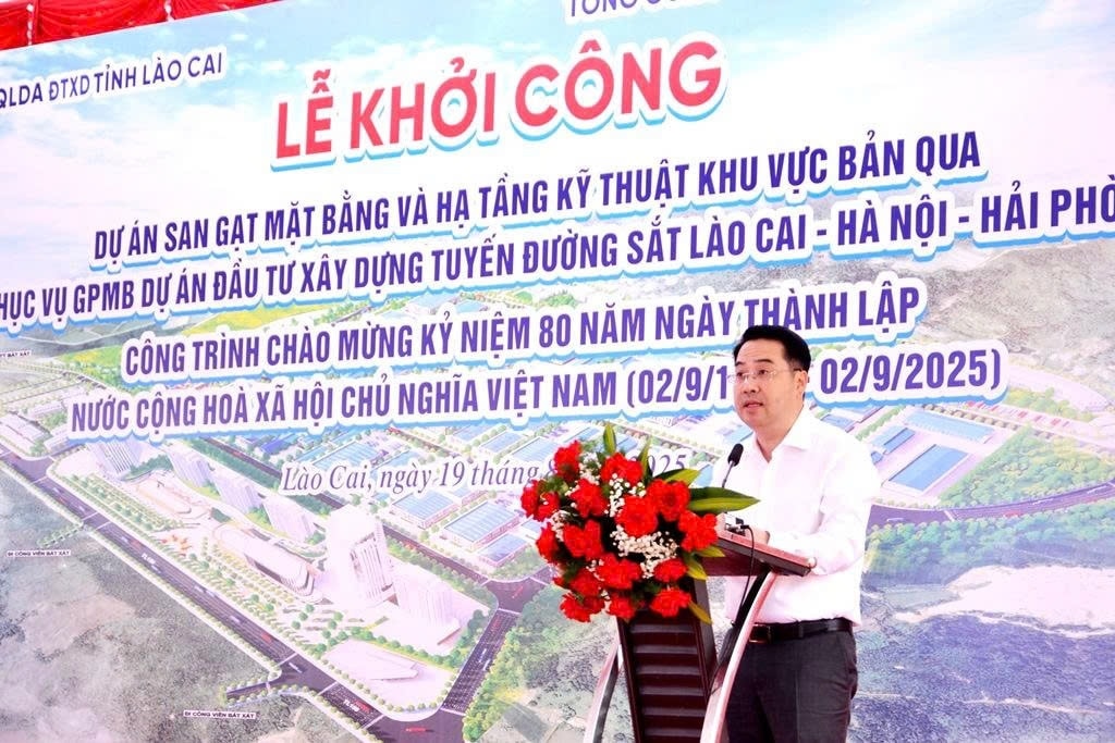 Phó Bí thư tỉnh ủy Lào Cai Nguyễn Tuấn Anh  phát biểu tại buổi Lễ khởi công (ảnh Trọng Bảo)