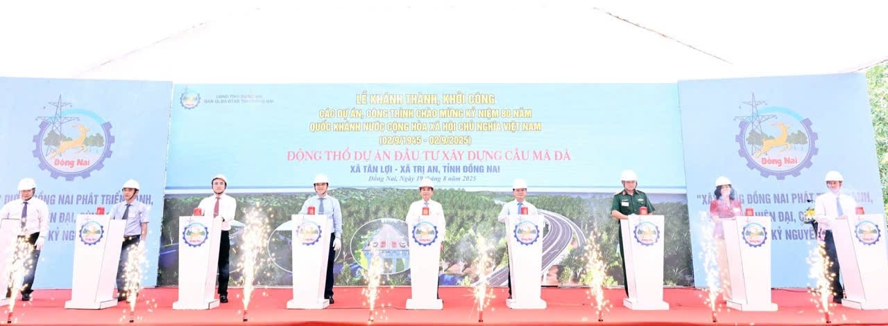 Lãnh đạo tỉnh Đồng Nai và các sở ban ngành thực hiện nghi thức động thổ xây dựng cầu Mã Đà Lãnh đạo tỉnh Đồng Nai và các sở ban ngành thực hiện nghi thức động thổ xây dựng cầu Mã Đà