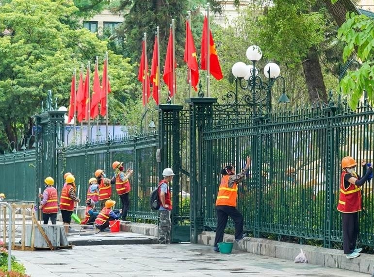 Các nữ công nhân khẩn trương tu bổ, sơn sửa Di tích Bắc Bộ Phủ. Đây là nơi ghi dấu cuộc Tổng khởi nghĩa giành chính quyền ngày 19/8/1945 và cũng là nơi Bác Hồ từng sống, làm việc sau Cách mạng Tháng Tám cho đến ngày Toàn quốc kháng chiến (Ảnh minh họa).