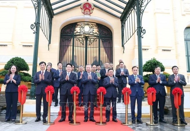 Tổng Bí thư Tô Lâm và Chủ tịch nước Lương Cường, cùng các đại biểu thực hiện nghi thức cắt băng khánh thành và nhận bàn giao công trình Tòa nhà Bắc Bộ Phủ - Ảnh: TTXVN Tổng Bí thư Tô Lâm và Chủ tịch nước Lương Cường, cùng các đại biểu thực hiện nghi thức cắt băng khánh thành và nhận bàn giao công trình Tòa nhà Bắc Bộ Phủ - Ảnh: TTXVN