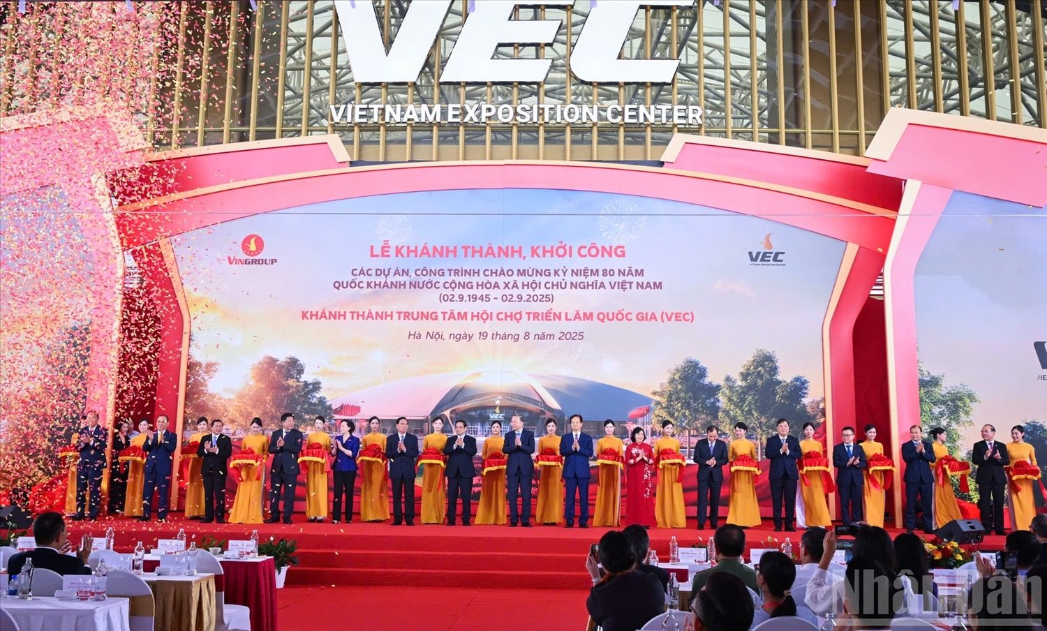 Tổng Bí thư Tô Lâm, Thủ tướng Phạm Minh Chính và các đại biểu thực hiện nghi thức cắt băng khánh thành, khởi công các công trình, dự án trọng điểm, tại điểm cầu Trung tâm Hội chợ Triển lãm Quốc gia (Đông Anh, Hà Nội).