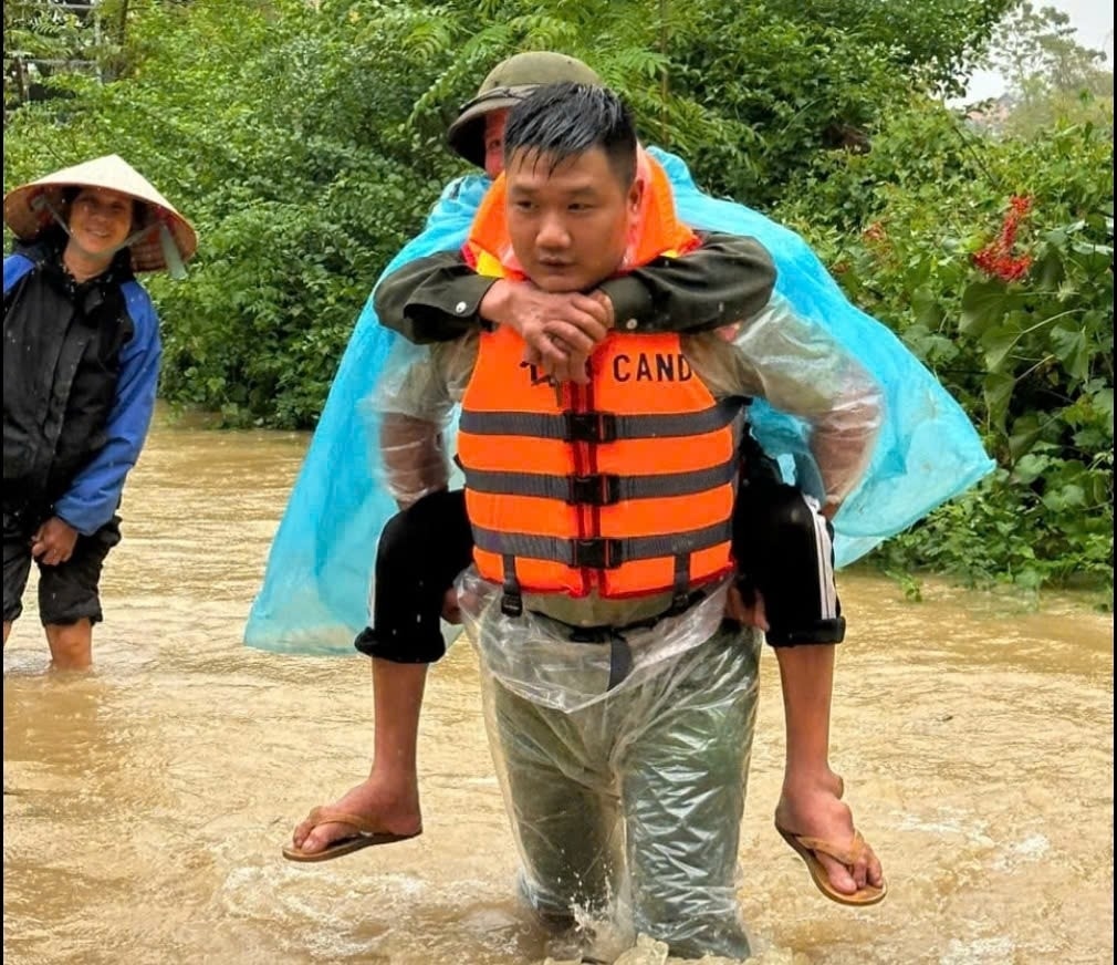 Các chiến sĩ công an hỗ trợ người dân xuyên ngày, trắng đêm di chuyển người và tài sản đến vùng an toàn