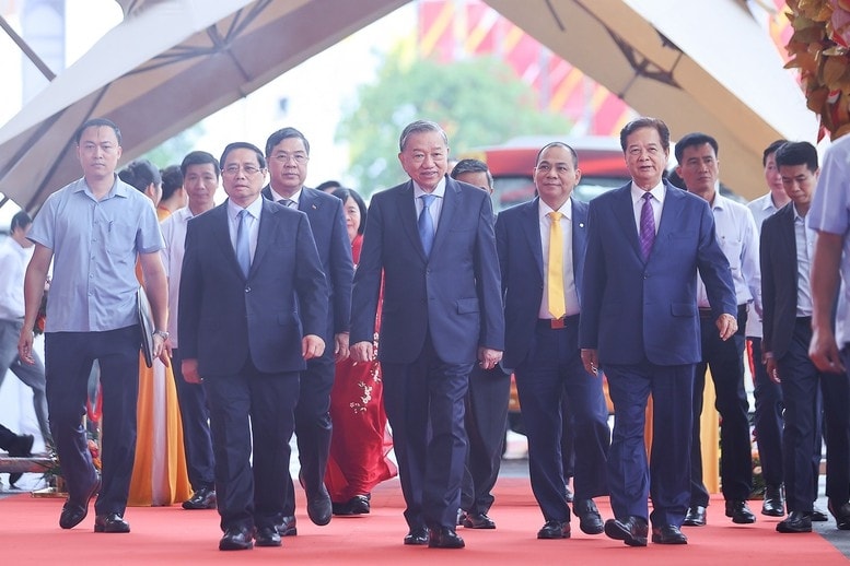Tổng Bí thư Tô Lâm, Thủ tướng Chính phủ Phạm Minh Chính, nguyên Thủ tướng Chính phủ Nguyễn Tấn Dũng cùng các đại biểu tới dự lễ khởi công, khánh thành 250 công trình - Ảnh: VGP/Nhật Bắc