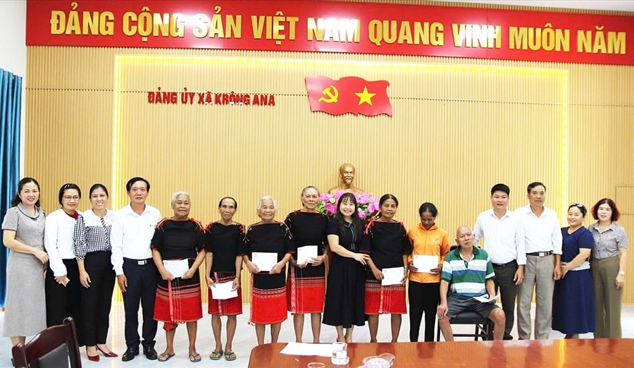 Các nghệ nhân tiêu biểu xã Krông Ana được nhận hỗ trợ từ MTTQ Việt Nam tỉnh. (Ảnh: Lê Hường)