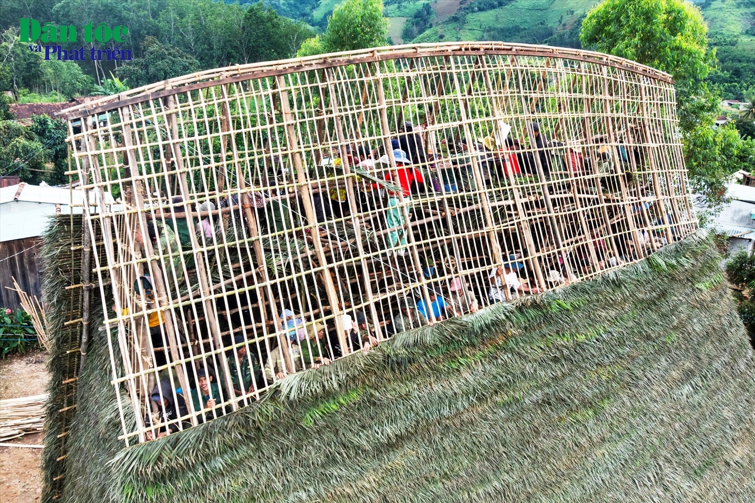Dự kiến hơn 1 tuần nữa nhà rông làng Kon Teo Đăk Lấp sẽ hoàn thành để chào mừng Lễ Quốc khánh mùng 2/9. (Ảnh: Ngọc Chí)