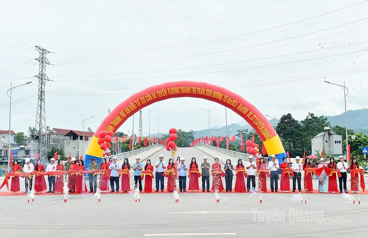 Các đại biểu cắt băng khánh thành dự án đầu tư xây dựng cầu và tuyến đường tránh trung tâm xã Sơn Dương. Ảnh: Thanh Phúc