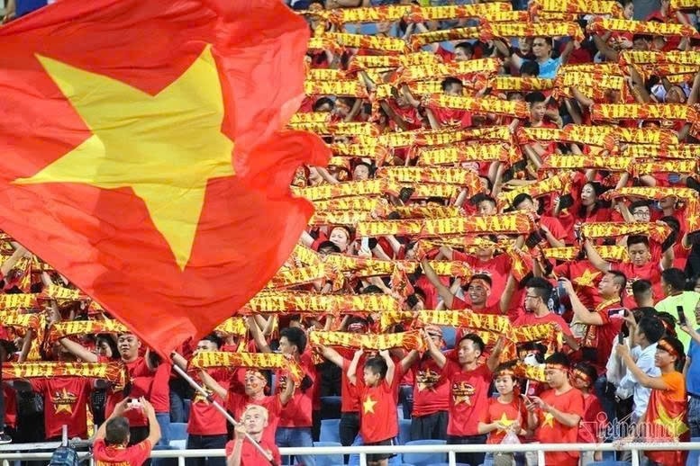 Chúng ta vẫn thấy tinh thần đoàn kết một lòng ấy, lòng yêu nước nồng nàn, sắt son ấy, khi những người trẻ làm rực đỏ những sân vận động, những khán đài, những con đường nhuốm màu cờ Tổ quốc và đồng thanh, đồng lòng cất vang bài Tiến quân ca