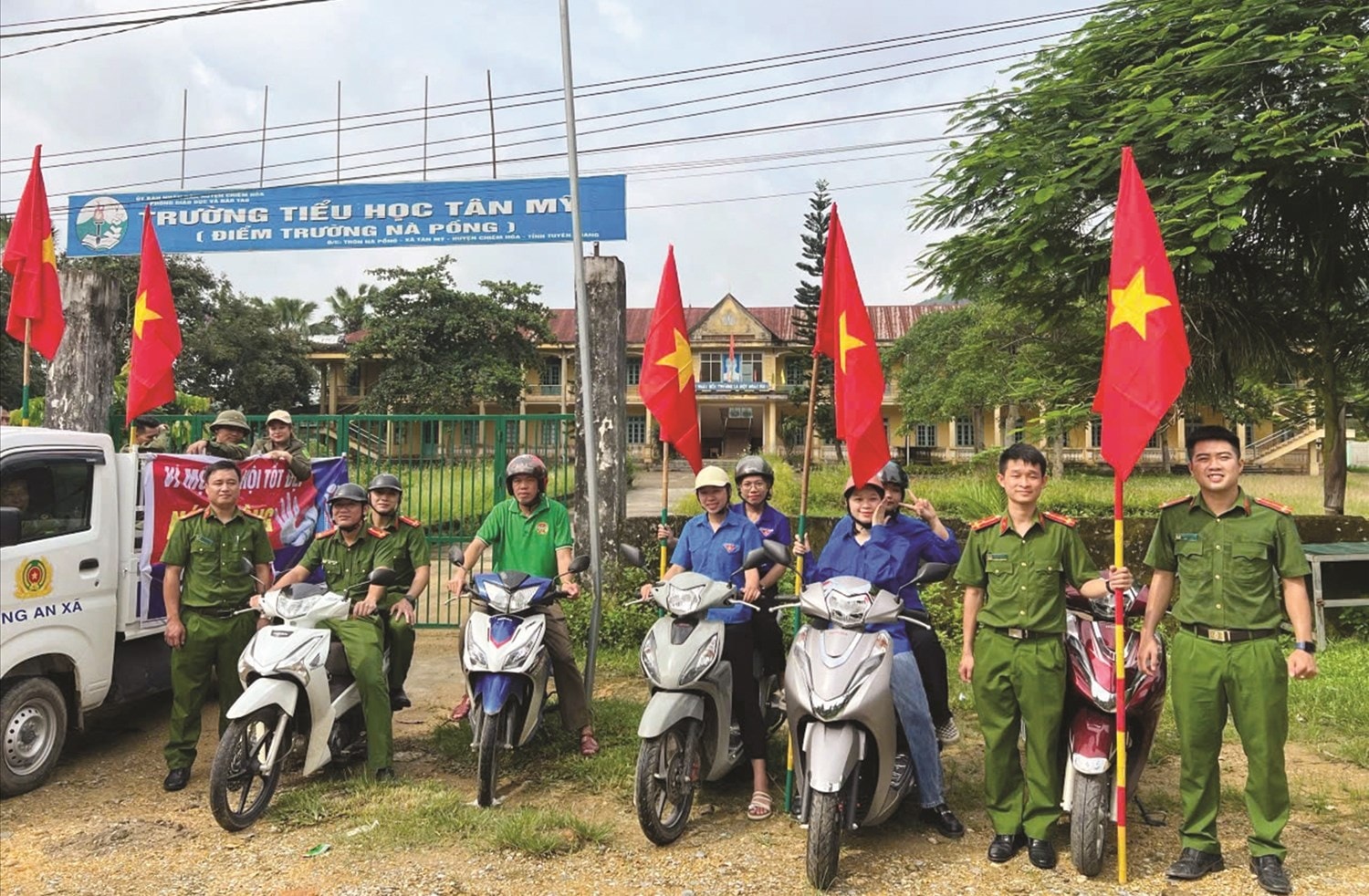 Phó trưởng Công an xã Lý Văn Hòa  (người lái xe máy ngoài cùng bên trái) cùng đồng đội ra quân đợt cao điểm tấn công, trấn áp tội phạm, đảm bảo an ninh trật tự trên địa bàn đầu năm 2025