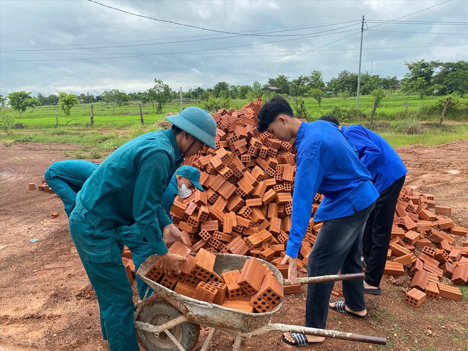 Đoàn viên thanh niên xã Ea Súp cùng lực lượng dân quân xã hỗ trợ ngày công (Ảnh: L.H)