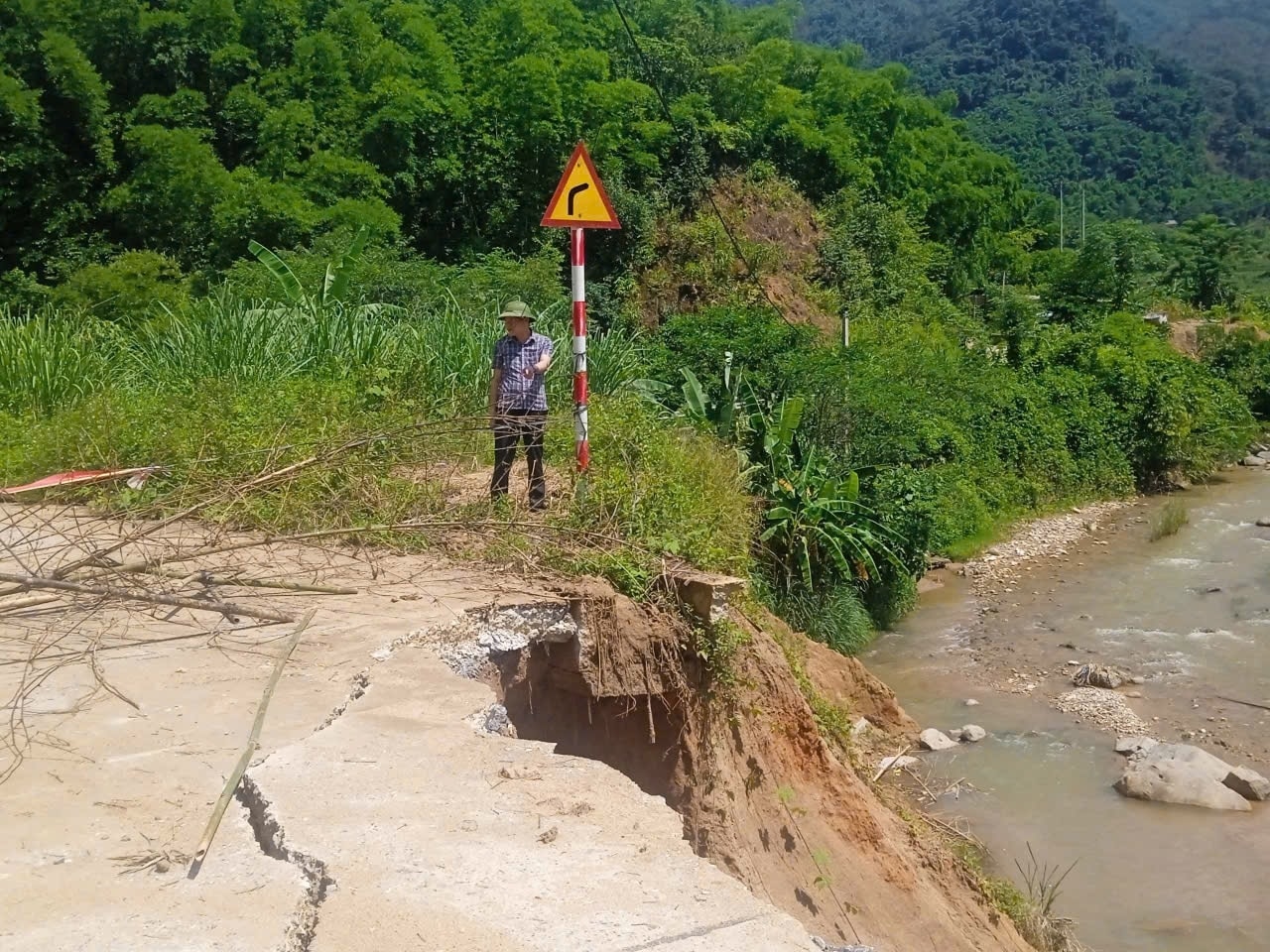 Tỉnh Thanh Hóa ban bố tình trạng khẩn cấp, nghiên cứu bố trí kinh phí xử lý khắc phục sạt lở. (ảnh Quỳnh Trâm)