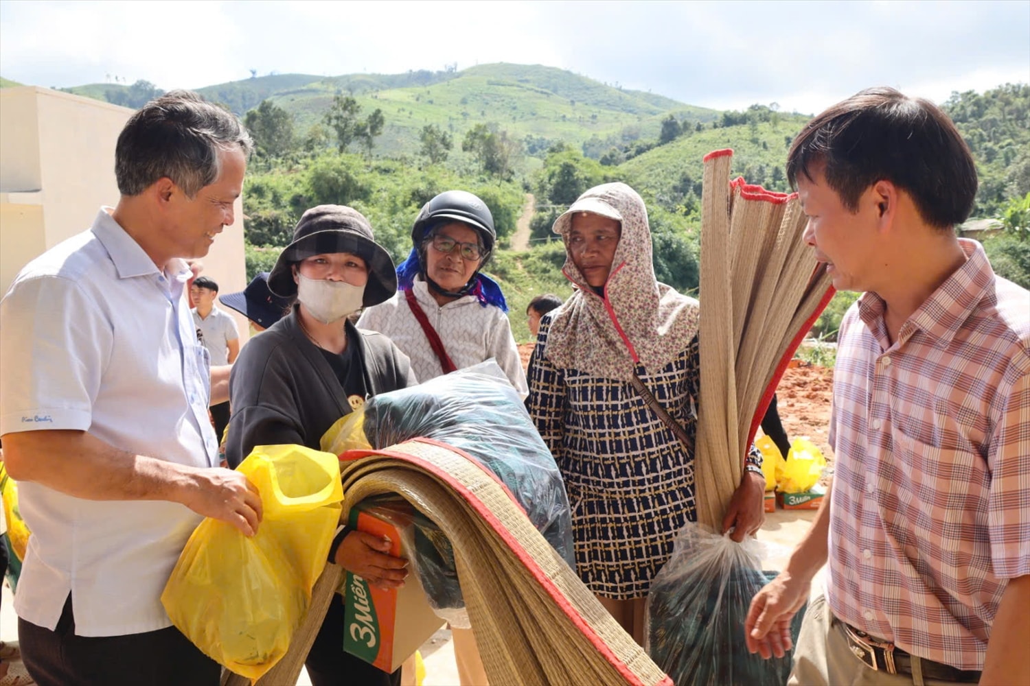 Đồng bào Xơ Đăng chọn những sản phẩm cần thiết cho gia đình tại Phiên chợ 0 đồng. (Ảnh: Ngọc Chí)