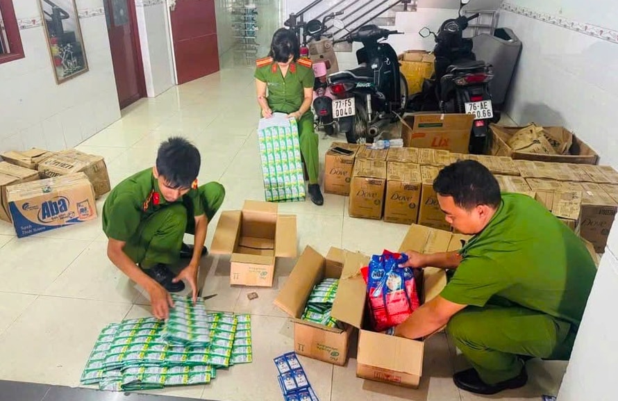 Lực lượng chức năng đang  tra số lượng hàng hoá giả, nhái các thương hiệu nổi tiếng tại phường An Nhơn Bắc (Ảnh C.A)