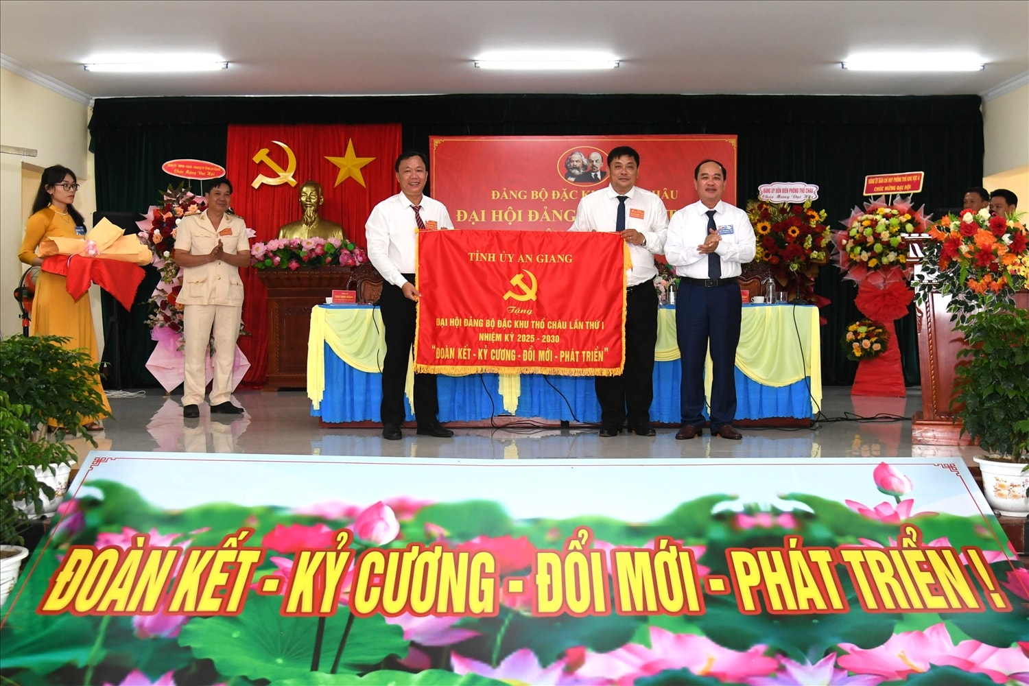 Đại tá Nguyễn Văn Ngành - Chỉ huy trưởng Bộ CHQS tỉnh An Giang tặng bức trướng của Tỉnh ủy cho đại hội. (Ảnh: Phương Vũ)