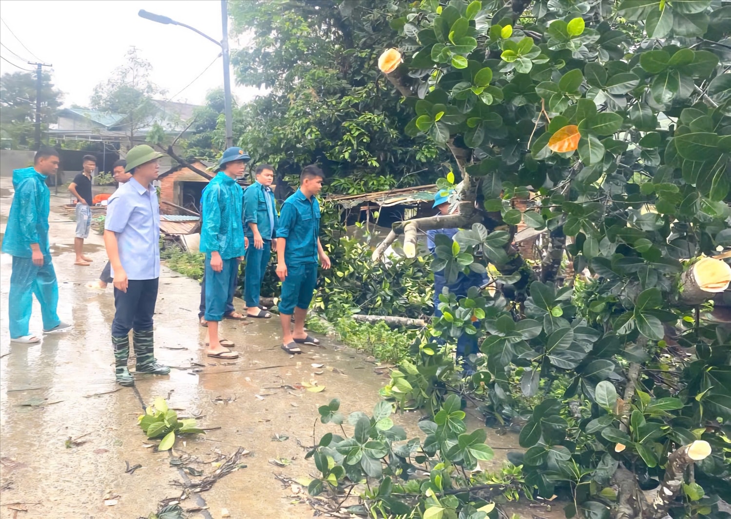 Đảng viên người DTTS xã Hải Sơn phối hợp với các lực lượng hỗ trợ người dân khắc phục ảnh hưởng sau mưa bão (Ảnh: Mỹ Dung)
