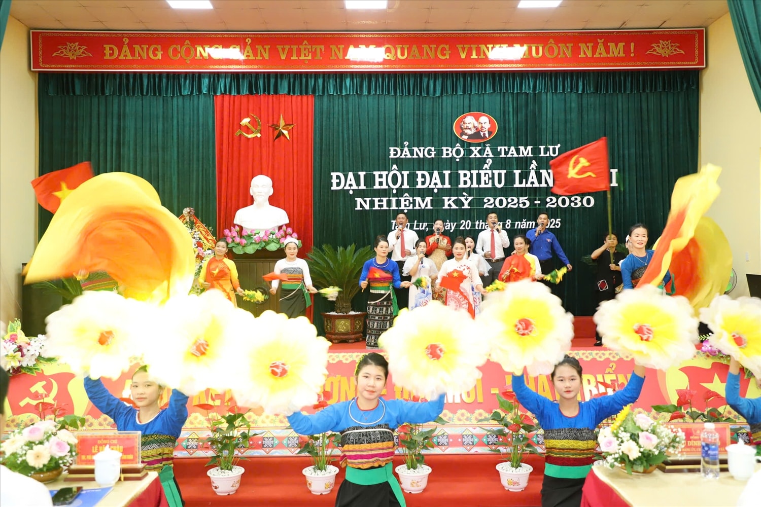 Văn nghệ chào mừng Đại hội (Ảnh:Quỳnh Trâm)