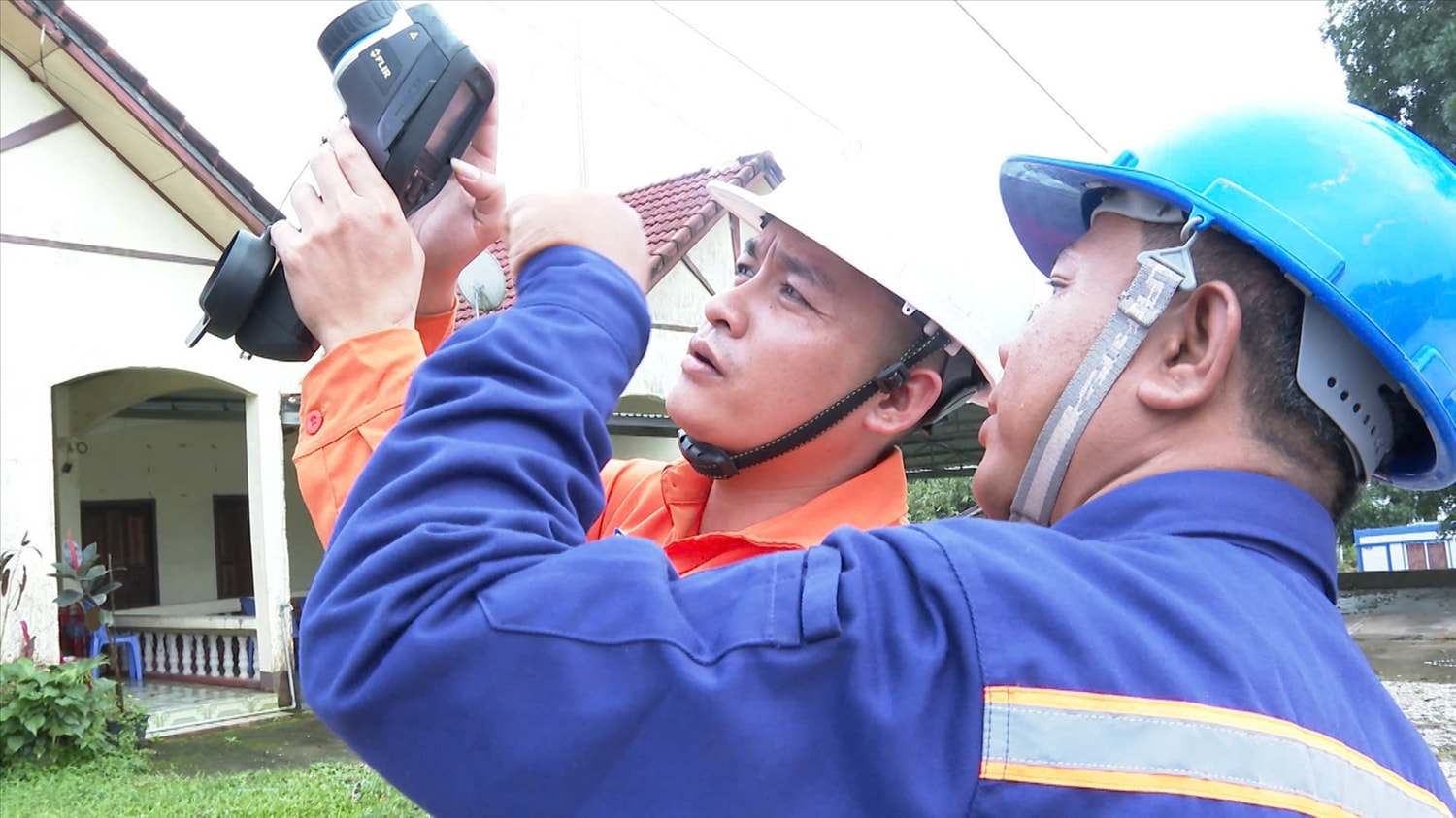 Nhân viên Đội Quản lý điện Ngọc Hồi kiểm tra hệ thống đường dây cung cấp điện cho nước bạn Lào. (Ảnh: Ngọc Chí)