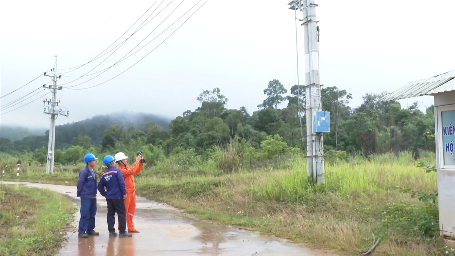 Đội Quản lý điện Ngọc Hồi kiểm tra, bảo dưỡng đường dây, nâng cao chất lượng cung cấp điện cho người dân vùng biên tỉnh Ắt-ta-pư, nước bạn Lào. (Ảnh: Ngọc Chí)