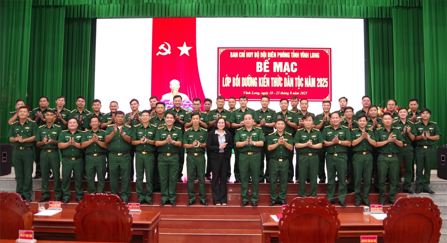 Bà Thạch Thị Thu Hà, Giám đốc Sở  Dân tộc và Tôn giáo tỉnh Vĩnh Long và Đại tá Mai Văn Yên, Chính ủy BĐBP tỉnh chụp ảnh lưu niệm cùng học viên lớp tập huấn 