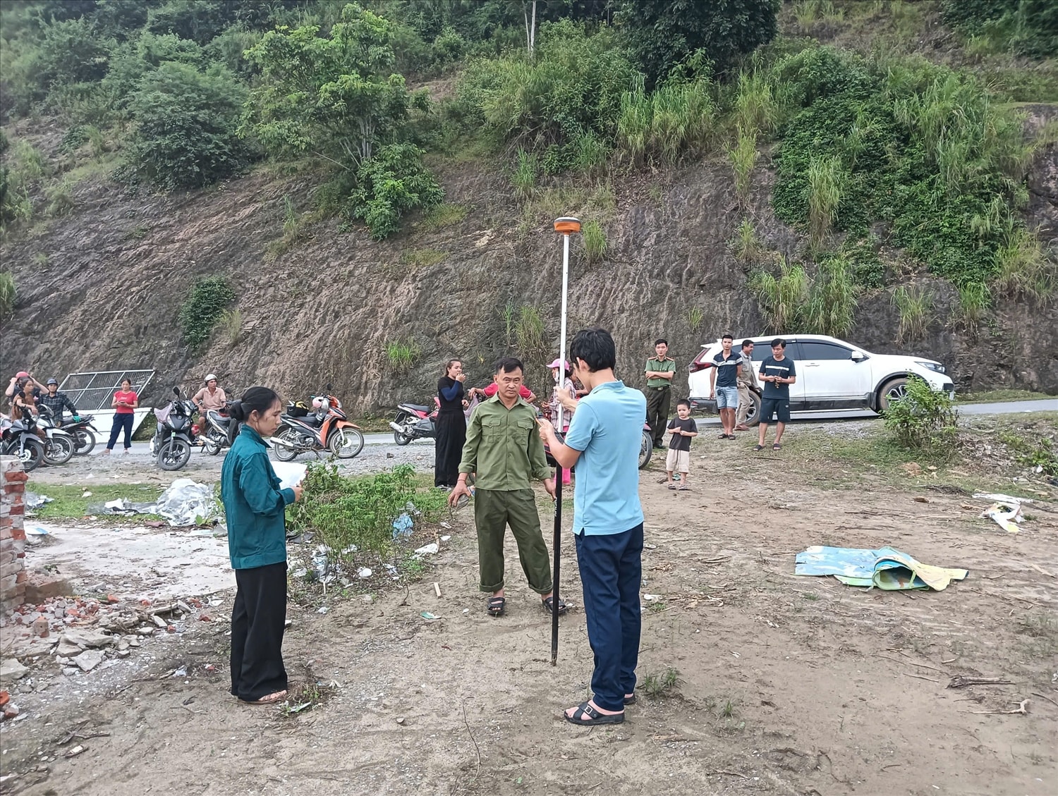 Khảo sát, đo vẽ, cắm mốc thực địa tại khu đất tái định cư cho người dân các bản Cửa Rào 2, Thạch Dương (xã Tương Dương) mất nhà vì lũ - Ảnh: TH