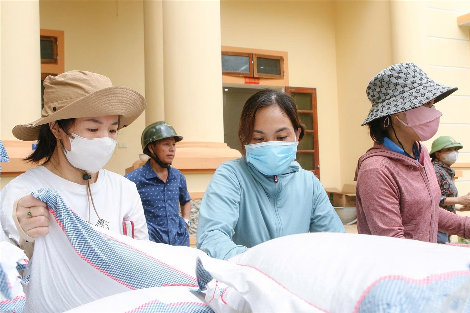 Dù công việc khá nặng nhọc so với chị em phụ nữ  nhưng cô giáo Hà và các tình nguyện viên đã rất cố gắng để góp phần giúp người dân vùng lũ sớm ổn định cuộc sống (Ảnh: Đình Tuân)