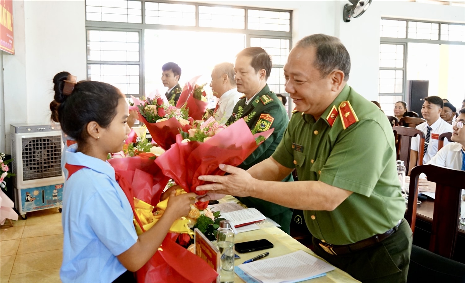 Thiếu nhi tặng hoa đại biểu tham dự Đại hội