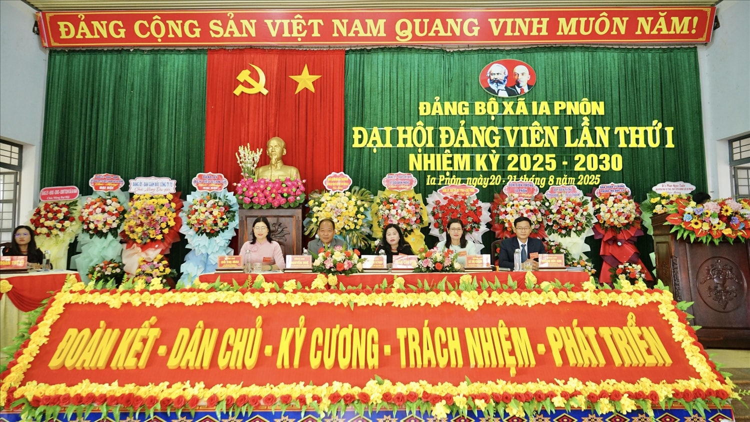 Đoàn Chủ tịch Đại hội đại biểu Đảng bộ xã Ia Pnôn, nhiệm kỳ 2025 - 2030