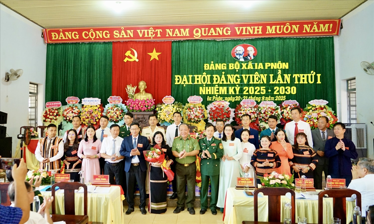 Ban Chấp hành Đảng bộ xã Ia Pnôn ra mắt Đại hội