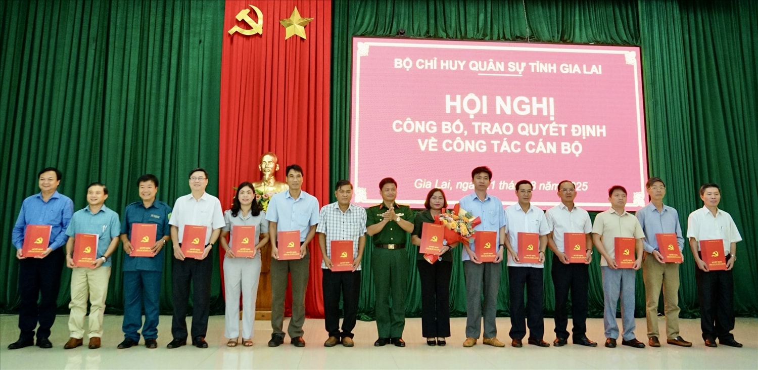Đại tá Phạm Văn Đạt, Phó Chính ủy Bộ CHQS tỉnh Gia Lai trao quyết định bổ nhiệm chức vụ Chính trị viên cho các Ban CHQS xã thuộc Ban Chỉ huy phòng thủ khu vực 4 - Chư Prông