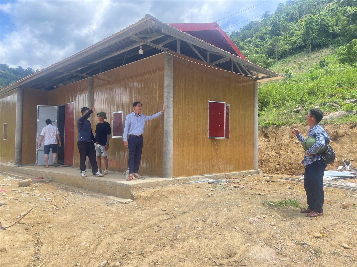 Ngôi nhà  của chị La Thị Thúy ở bản Co Phạt được hỗ trợ xây dựng mới, kín trên, bền dưới - Ảnh: TH