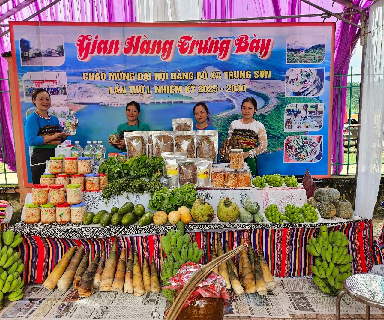 Gian hàng trưng bày các mặt hàng nông sản của người dân tại Đại hội.(ảnh Quỳnh Trâm) Gian hàng trưng bày các mặt hàng nông sản của người dân tại Đại hội.(ảnh Quỳnh Trâm)