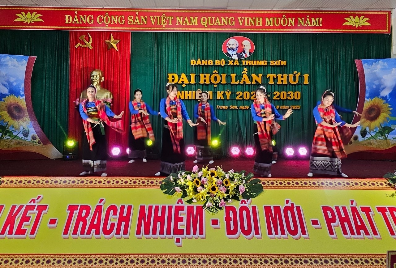 Văn nghệ chào mừng Đại hội (Ảnh:Quỳnh Trâm) Văn nghệ chào mừng Đại hội (Ảnh:Quỳnh Trâm)