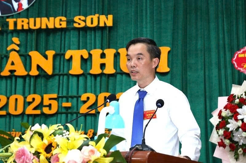 Lãnh đạo xã Trung Sơn trình bày báo cáo chính trị tại Đại hội.(ảnh Quỳnh Trâm) Lãnh đạo xã Trung Sơn trình bày báo cáo chính trị tại Đại hội.(ảnh Quỳnh Trâm)