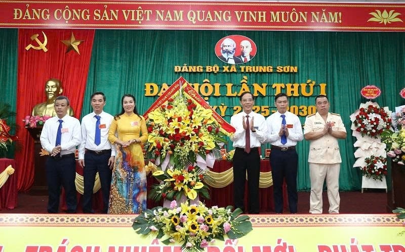 Lãnh đạo tỉnh tặng hoa chúc mừng Đại hội. (Ảnh Quỳnh Trâm) Lãnh đạo tỉnh tặng hoa chúc mừng Đại hội. (Ảnh Quỳnh Trâm)