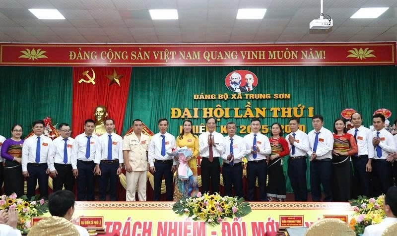 Lãnh đạo tỉnh tặng hoa chúc mừng Ban Chấp hành Đảng bộ xã Trung Sơn nhiệm kỳ 2025 - 2030.(ảnh Quỳnh Trâm) Lãnh đạo tỉnh tặng hoa chúc mừng Ban Chấp hành Đảng bộ xã Trung Sơn nhiệm kỳ 2025 - 2030.(ảnh Quỳnh Trâm)