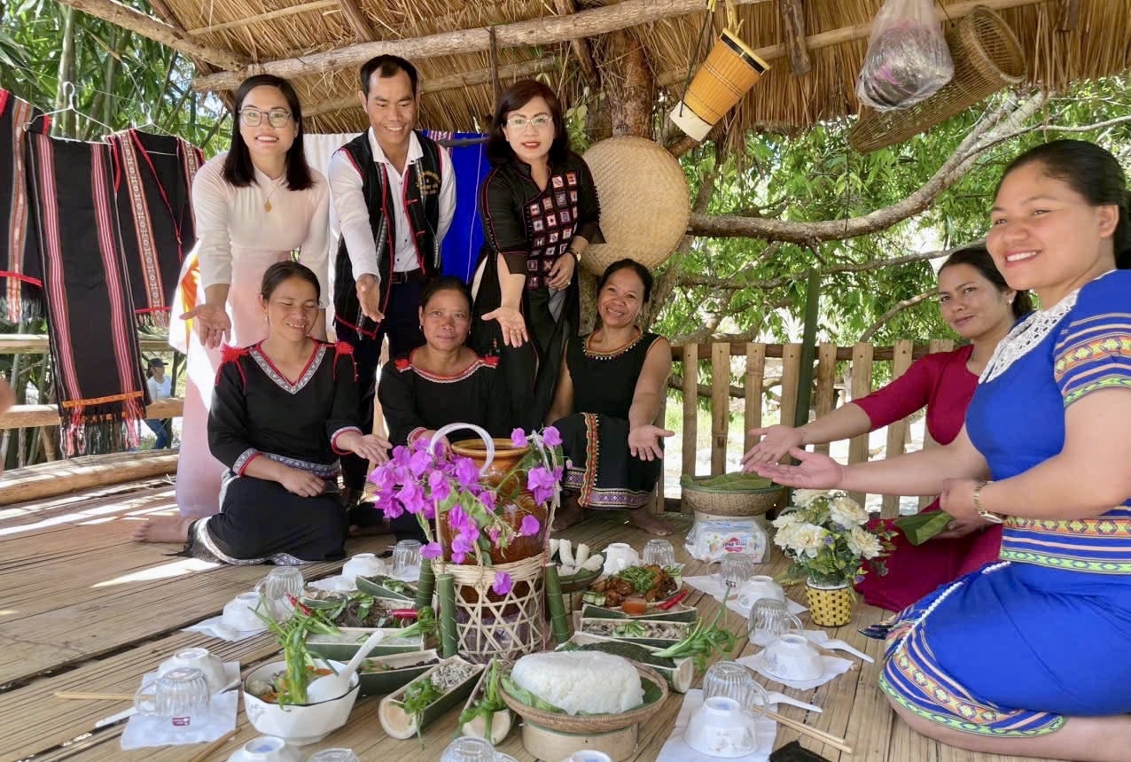 Một số sản phẩm dệt, đan lát, rượu ghè do đồng bào Xơ Đăng làm ra được đưa đến giới thiệu tại điểm du lịch Suối Đăk Lôi, xã Ngọk Réo. (Ảnh: Ngọc Chí)